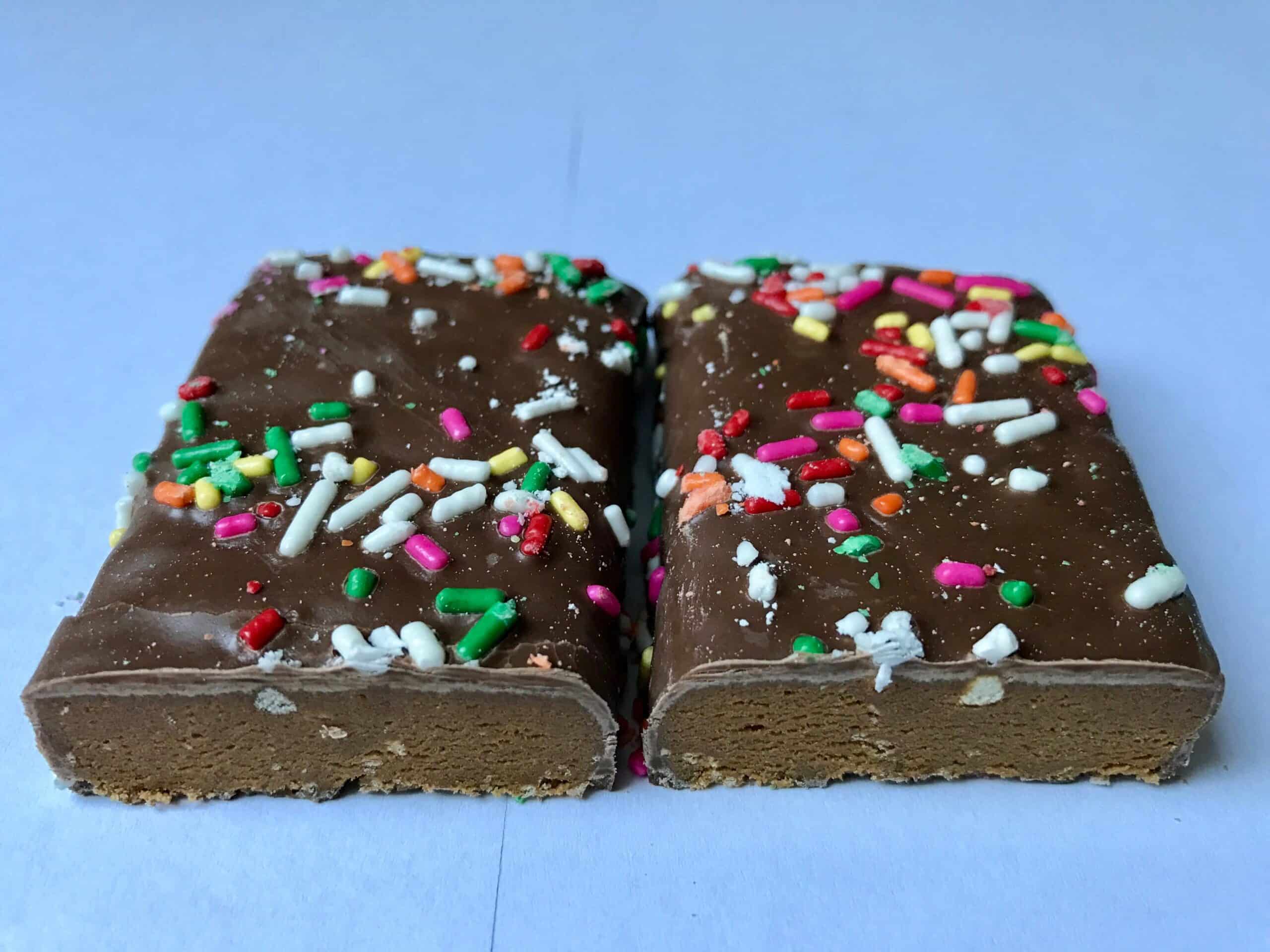 ISS Oh Yeah! One Bar Protein Riegel Chocolate Birthday Cake zerteilt