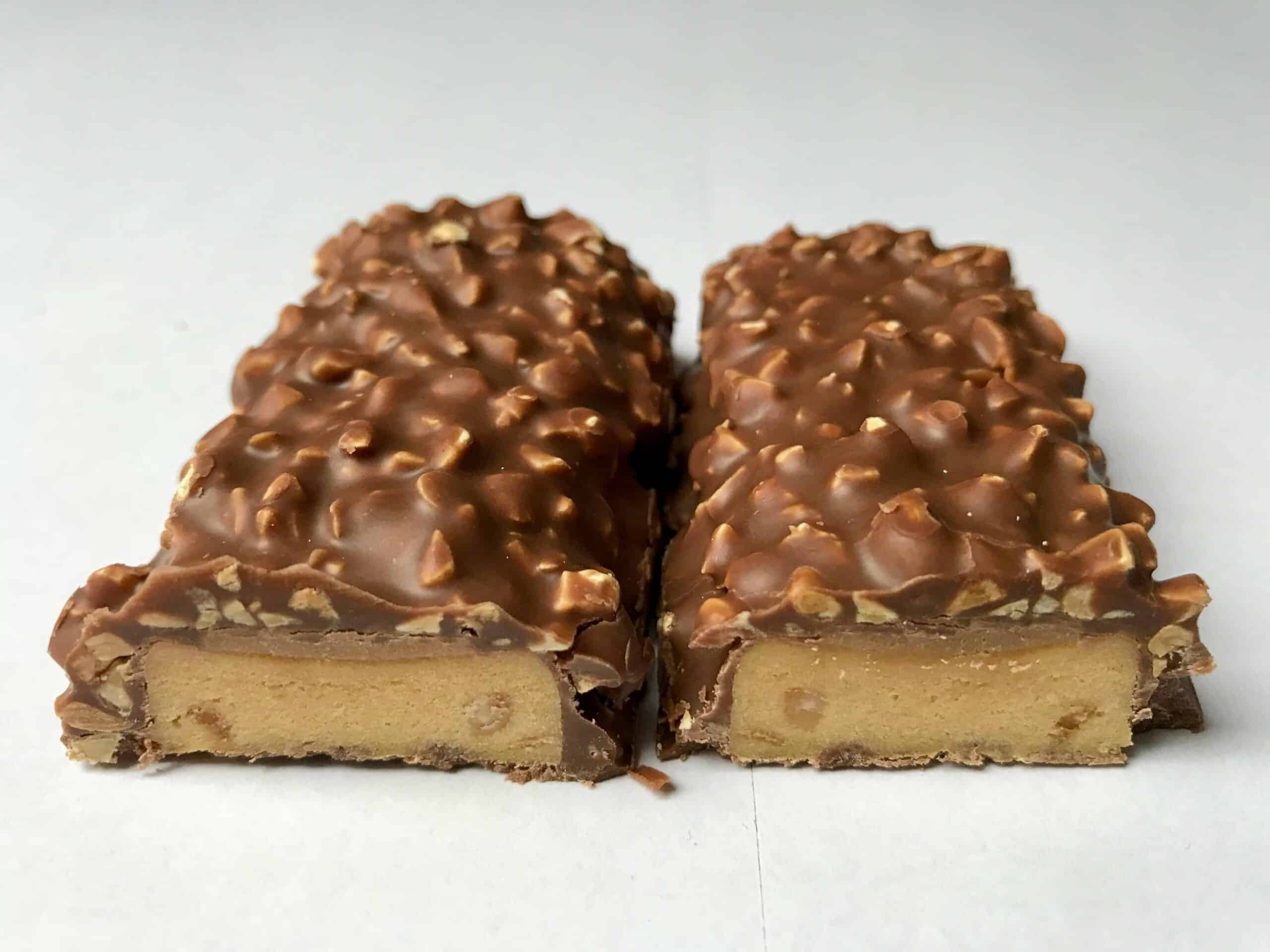 ESN Tasty Bar Chocolate Peanut Butter and Caramel zerteilt