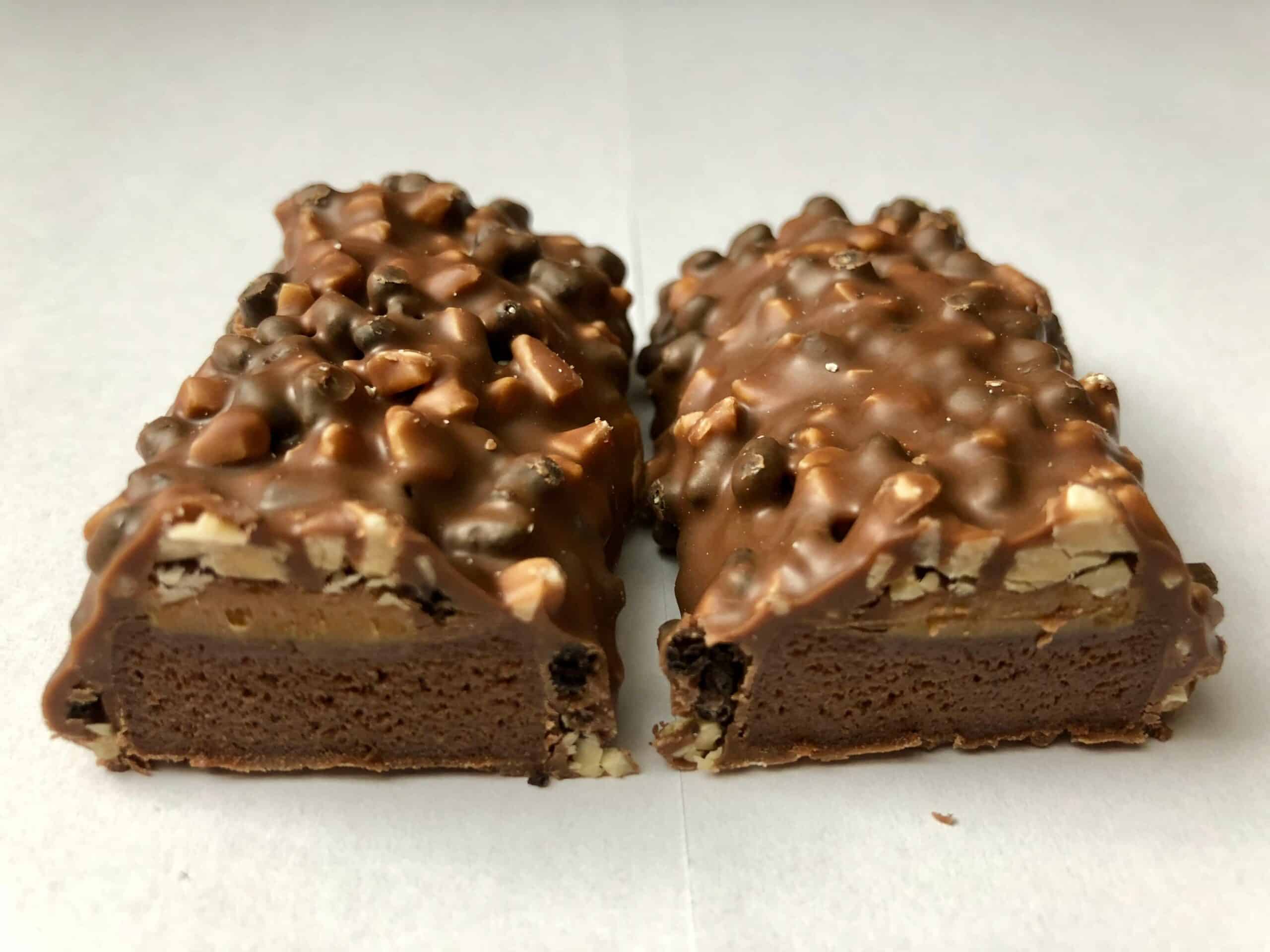 ESN Tasty Bar Chocolate Brownie and Caramel zerteilt